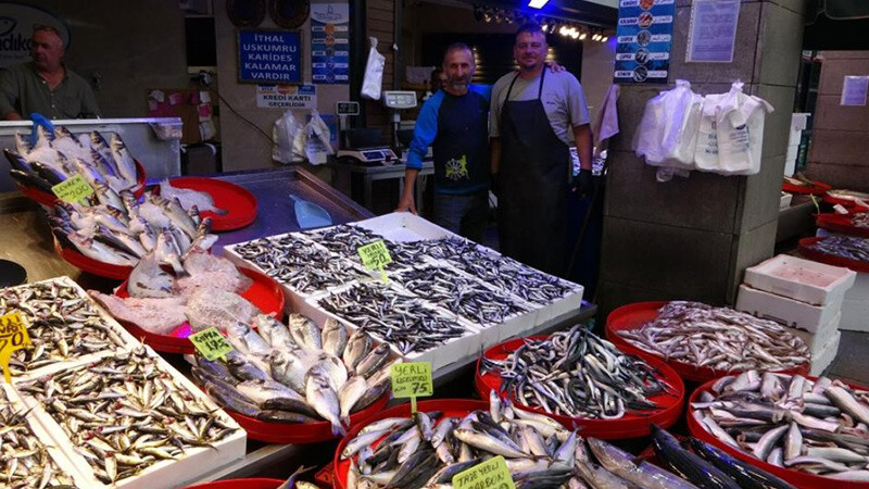 Tezgahta balık bereketi: Çeşit bol; hamsi, istavrit, mezgitte fiyatlar dibi gördü... balıkçı