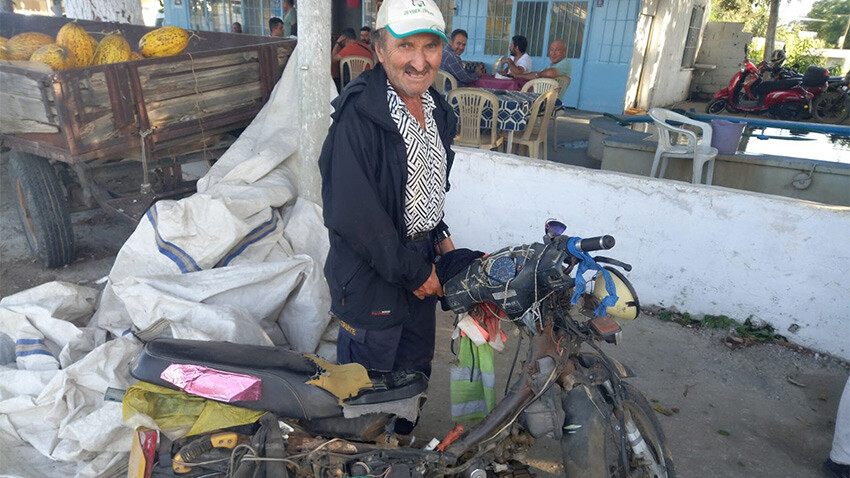 Motosikletini görenler dönüp bir daha bakıyor: 40 yıldır tamirciye götürmedi