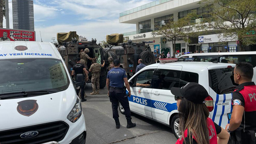 Son dakika! İzmir Adliyesi önünde silahlı çatışma: 1 ölü, 5 yaralı İzmir'in Bayraklı ilçesinde bulunan İzmir Adliyesi'nin önünde saat 12.00 sıralarında silahlı çatışma çıktı.