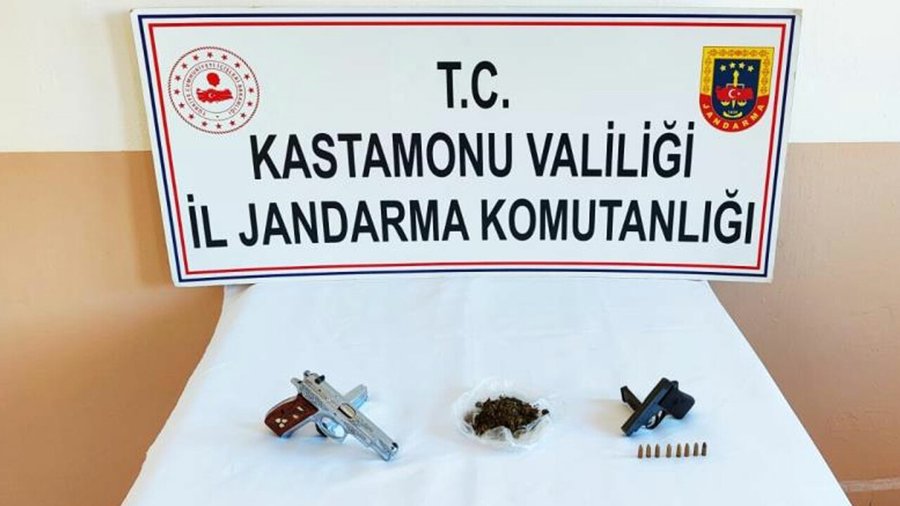 Jandarma ekiplerinin şüphesi ele verdi! Araçta esrar ele geçirildi: 3 gözaltı