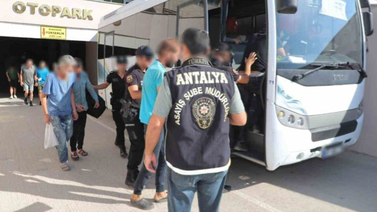 Antalya&#039;da operasyon: 63 gözaltı var