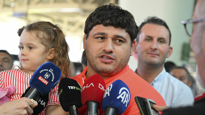 2023 Dünya Güreş Şampiyonası'nda Türkiye’ye madalyalar ile dönen grekoromen güreşçilere coşkulu karşılama