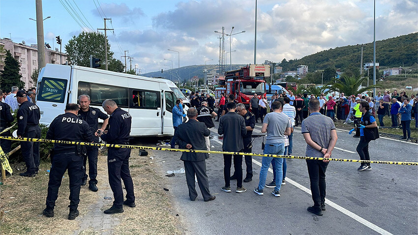 Samsun'da feci kaza: Sürücü hayatını kaybetti, 6 öğrenci yaralandı Samsun'da feci kaza: Sürücü hayatını kaybetti, 6 öğrenci yaralandı