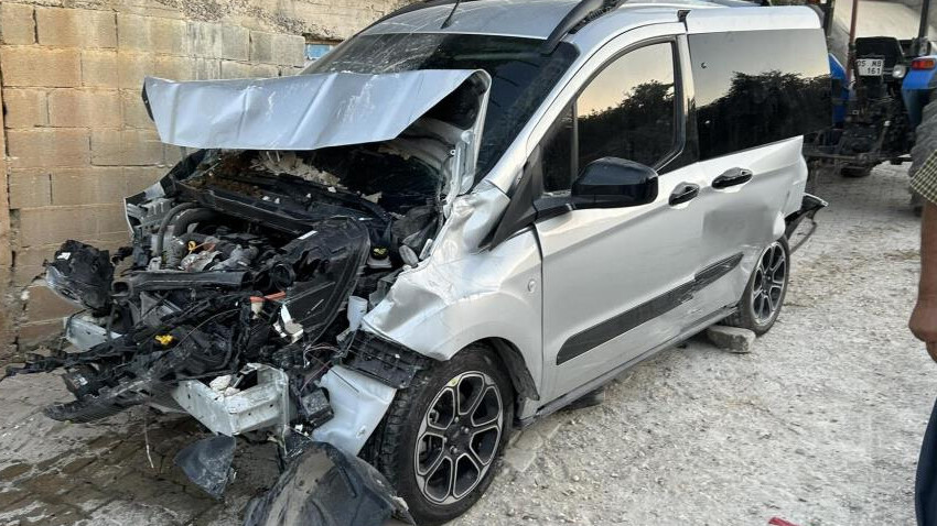 Taş yüklü traktör ortalığı savaş alanına çevirdi! 3 aracı biçti, evin duvarını yıkıp içeri girdi