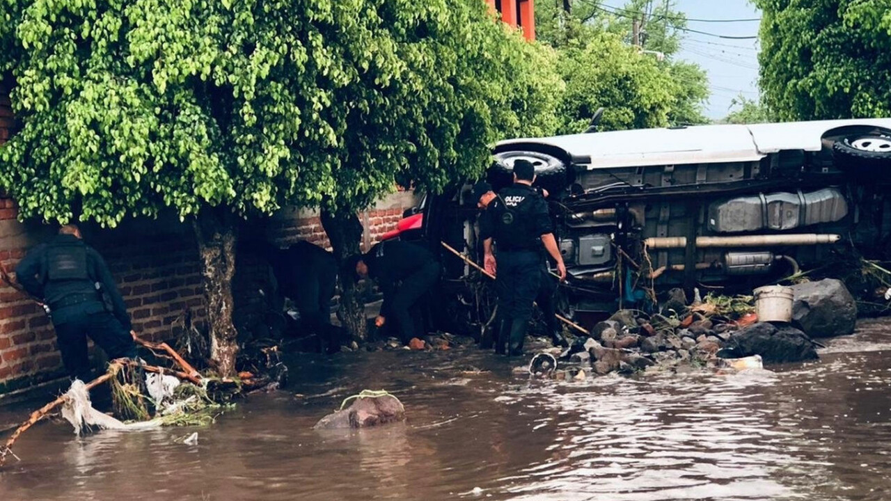 Meksika&#039;yı sel vurdu: 8 ölü 2 kayıp