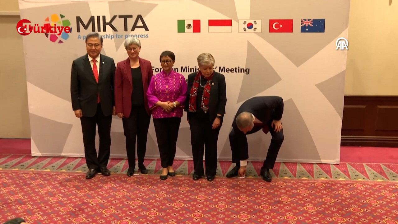 Hakan Fidan Türk bayrağını yerde bırakmadı