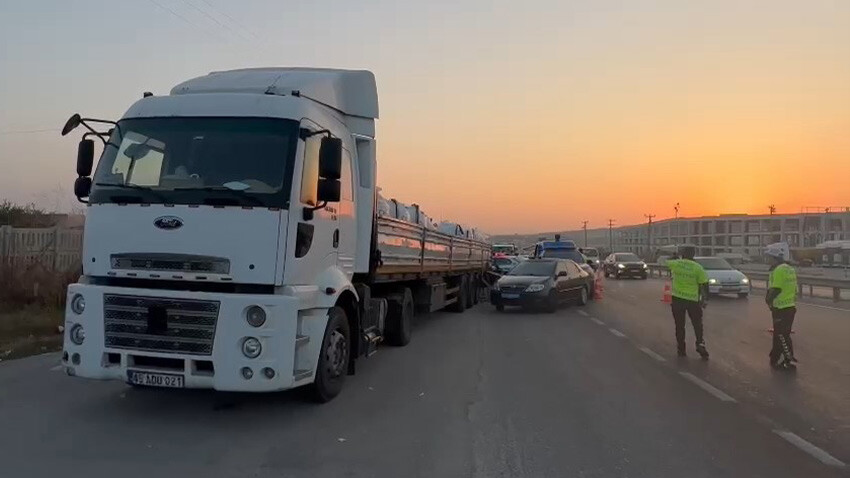 Yürekleri yaktı: Ölüm nişanlı çifti düğün alışverişinden dönerken buldu otomobil tıra çarptı