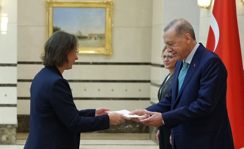 Macron'un sürpriz elçisi Cumhurbaşkanı Erdoğan'a güven mektubunu sundu