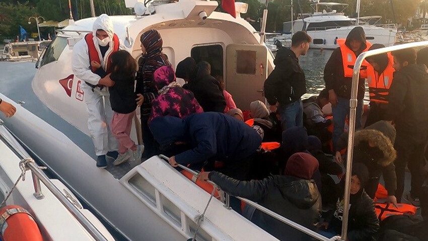 Ayvacık açıklarında 70 kaçak göçmen kurtarıldı, 41 kaçak göçmen yakalandı Ayvacık açıklarında 70 kaçak göçmen kurtarıldı, 41 kaçak göçmen yakalandı