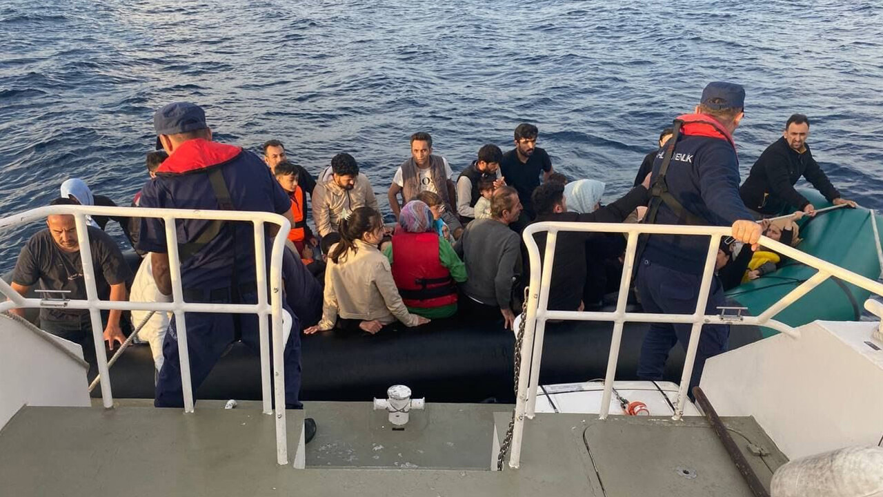 Türk karasularına itilen 52 düzensiz göçmen kurtarıldı Türk karasularına itilen 52 düzensiz göçmen kurtarıldı