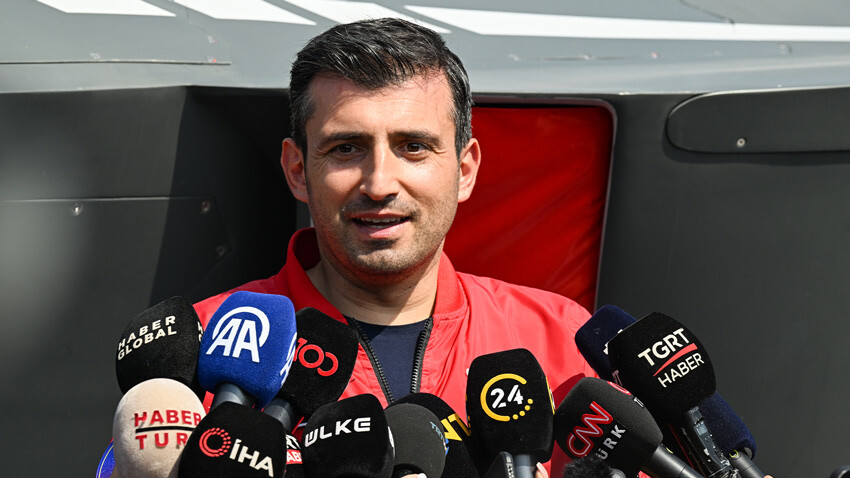 Selçuk Bayraktar'dan Elon Musk'a çağrı: Kendisini bekleriz, onun için de bir ilk olacak Cumhuriyet'in 100'üncü yılında 3 büyük şehirde düzenlenmesi yönünde karar alınan TEKNOFEST'in son etabı İzmir'de gerçekleştiriliyor.