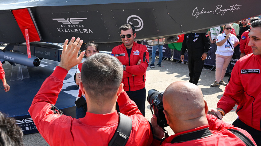 Selçuk Bayraktar'dan Elon Musk'a çağrı: Kendisini bekleriz, onun için de bir ilk olacak Selçuk Bayraktar, TEKNOFEST'in eşsiz bir etkinlik olduğunu ve buradaki ruhu, girişimci Elon Musk'ın da yaşamasını istediğini söyledi.