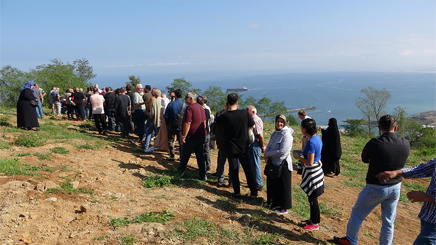 Deniz manzaralı mezar yeri için birbirine girdiler: Bir kişi fenalaşarak hastanelik oldu