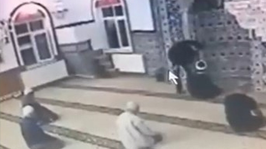 Çirkin görüntüler tepki çekmişti: Ayakkabı ile camiye girip imamla tartışan şahıs hakkında suç duyurusu! Çirkin görüntüler tepki çekmişti: Ayakkabı ile camiye girip imamla tartışan şahıs hakkında suç duyurusu!