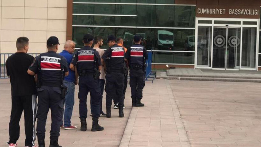 Operasyon saniye saniye dron kamerasında! Tarlada göçmen kovalamacası: 122 göçmen yakalandı Operasyon saniye saniye dron kamerasında! Tarlada göçmen kovalamacası: 122 göçmen yakalandı