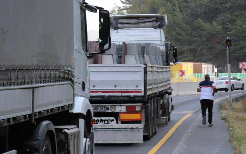 Bolu Dağı’nda trafik kilit! Sürücüler araçlarından inip yürümeye başladı