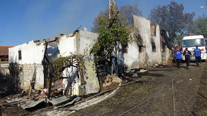 Evi alev alev yanarken, o kıpırdayamadı: Yatalak kadın yangında can verdi Evi alev alev yanarken, o kıpırdayamadı: Yatalak kadın yangında can verdi