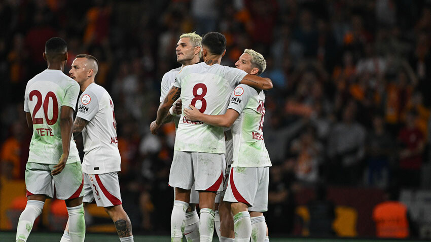 Galatasaray yeşile boyandı, TFF Atatürk Olimpiyat Stadı'nın bakımını yapan firmanın sözleşmesi feshediyor Galatasaray yeşile boyandı, TFF Atatürk Olimpiyat Stadı'nın bakımını yapan firmanın sözleşmesi feshediyor