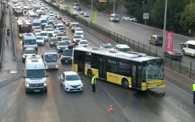 İstanbul trafiği felç! İki İETT otobüsü birbirine girdi: Yolcular yaralandı İstanbul trafiği felç! İki İETT otobüsü birbirine girdi: Yolcular yaralandı