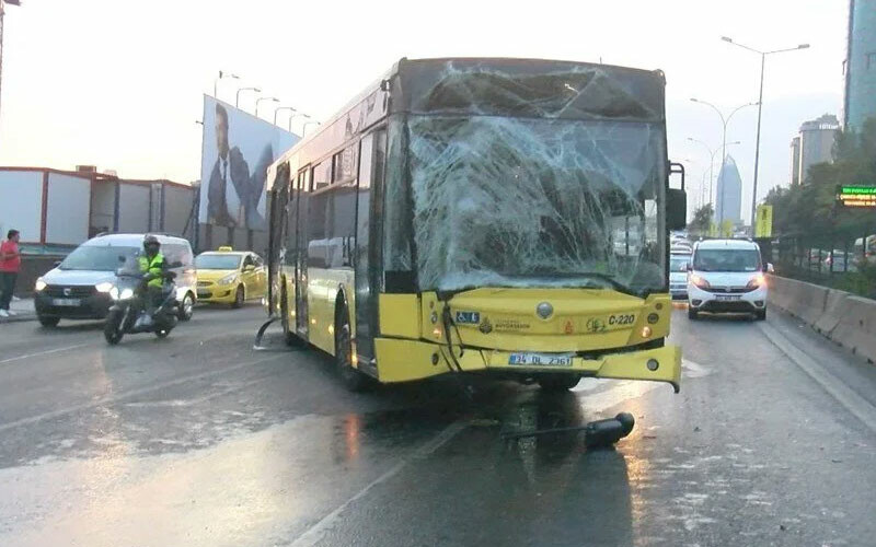İstanbul trafiği felç! İki İETT otobüsü birbirine girdi: Yolcular yaralandı İstanbul trafiği felç! İki İETT otobüsü birbirine girdi: Yolcular yaralandı