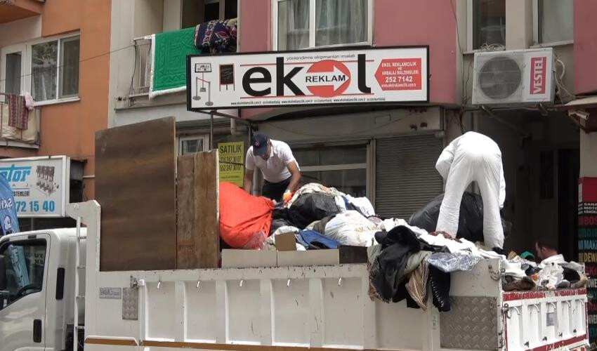 Sokakta ne bulduysa evine taşıdı: Komşular şikayet etti, tam 3 kamyon çöp çıktı Sokakta ne bulduysa evine taşıdı: Komşular şikayet etti, tam 3 kamyon çöp çıktı