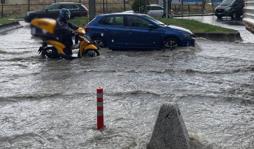 Marmara sağanağa teslim oldu! Yollar göle döndü: Meteorolojiden İstanbullulara uyarı geldi! Marmara sağanağa teslim oldu! Yollar göle döndü: Meteorolojiden İstanbullulara uyarı geldi!