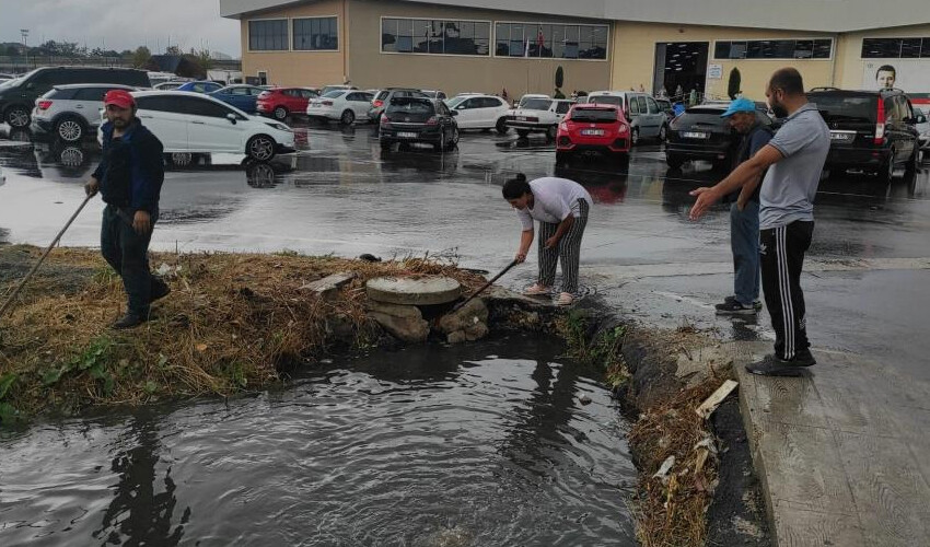 Marmara sağanağa teslim oldu! Yollar göle döndü: Meteorolojiden İstanbullulara uyarı geldi! Marmara sağanağa teslim oldu! Yollar göle döndü: Meteorolojiden İstanbullulara uyarı geldi!