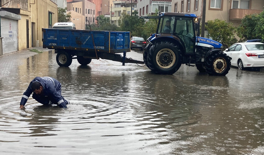 Marmara sağanağa teslim oldu! Yollar göle döndü: Meteorolojiden İstanbullulara uyarı geldi! Marmara sağanağa teslim oldu! Yollar göle döndü: Meteorolojiden İstanbullulara uyarı geldi!