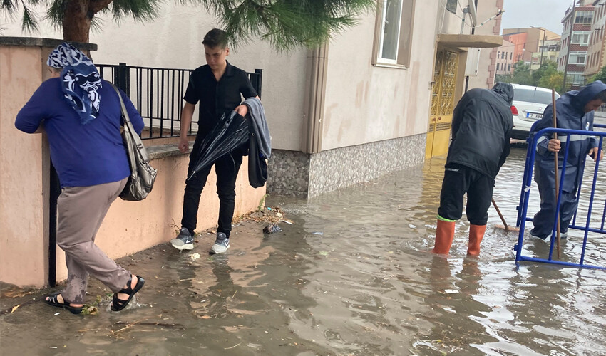 Marmara sağanağa teslim oldu! Yollar göle döndü: Meteorolojiden İstanbullulara uyarı geldi! Marmara sağanağa teslim oldu! Yollar göle döndü: Meteorolojiden İstanbullulara uyarı geldi!