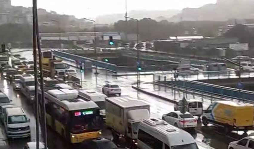 Marmara sağanağa teslim oldu! Yollar göle döndü: Meteorolojiden İstanbullulara uyarı geldi! Marmara sağanağa teslim oldu! Yollar göle döndü: Meteorolojiden İstanbullulara uyarı geldi!