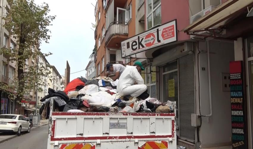 Sokakta ne bulduysa evine taşıdı: Komşular şikayet etti, tam 3 kamyon çöp çıktı Sokakta ne bulduysa evine taşıdı: Komşular şikayet etti, tam 3 kamyon çöp çıktı