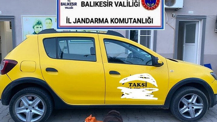 Balıkesir’de 22 düzensiz göçmen ve bir organizatör yakalandı Balıkesir’de 22 düzensiz göçmen ve bir organizatör yakalandı