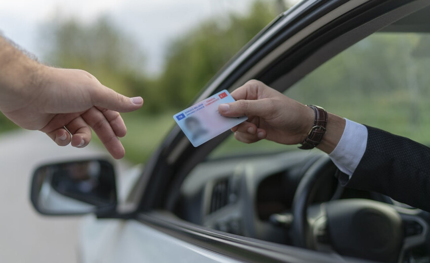 Ehliyette yaşa takılanlara süper haber: Sınırlar düşürüldü: Artık sürücü belgesi almak çok daha kolay! ehliyette yaş sınırları değişti