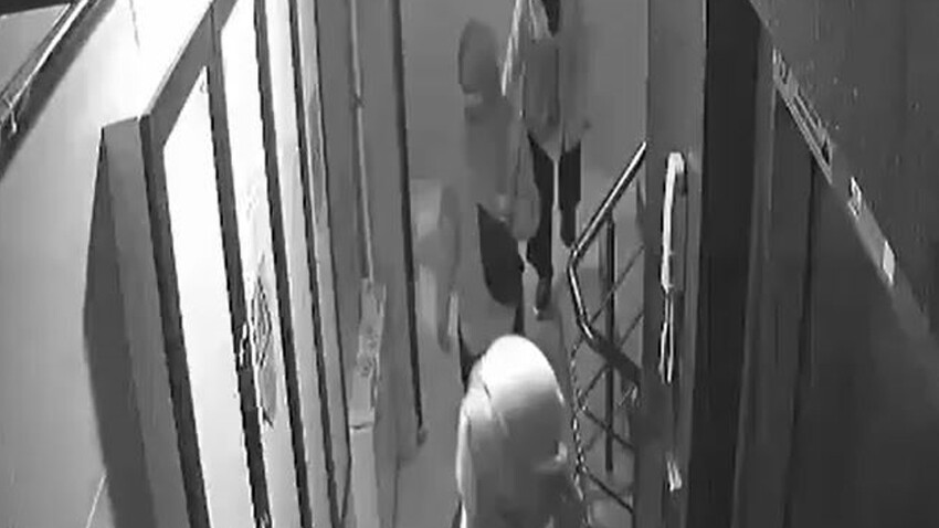 Kapı kapı boş daire aradılar… Yanlarında çocuk olan hırsızlar döviz, telefon ve makyaj malzemesi çaldı Kapı kapı boş daire aradılar… Yanlarında çocuk olan hırsızlar döviz, telefon ve makyaj malzemesi çaldı