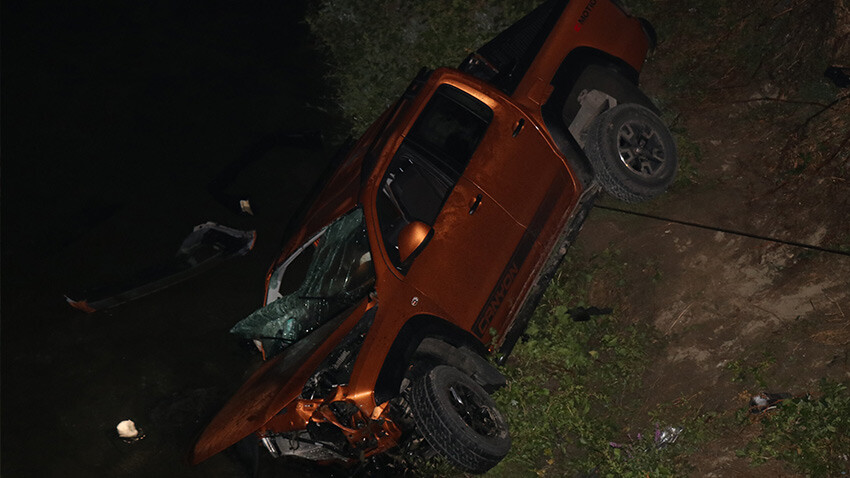 Pikap dereye uçtu: 1 ölü,3 yaralı