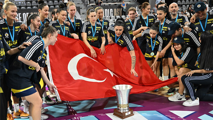 Euroleague şampiyonu Fenerbahçe Alagöz Holding Süper Kupa'yı da kazandı! Euroleague şampiyonu Fenerbahçe Alagöz Holding Süper Kupa'yı da kazandı! - 1. Resim