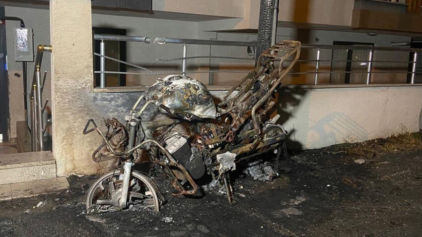 Beylikdüzü’nde doğal gaz kutusu alev aldı! Kokutan yangın 1 motosikleti küle çevirdi Beylikdüzü’nde doğal gaz kutusu alev aldı! Kokutan yangın 1 motosikleti küle çevirdi