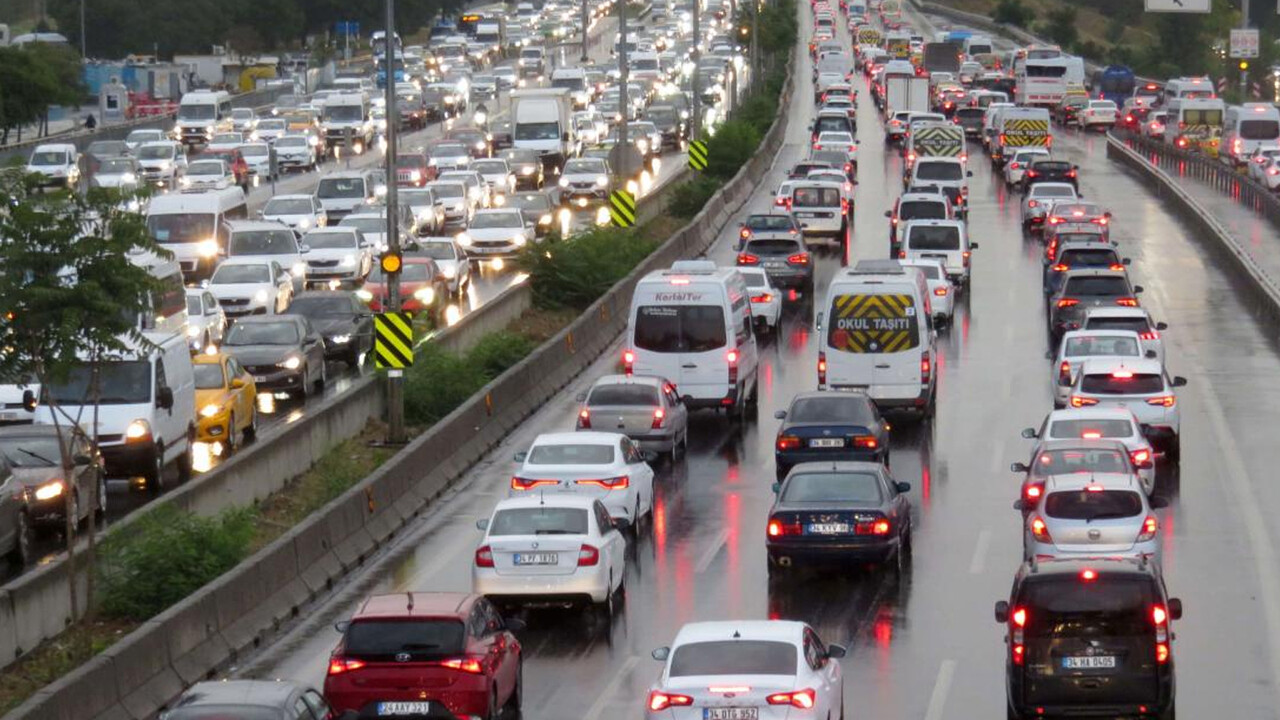 İstanbul&#039;da sağanak sonrası trafik felç! Yoğunluk yüzde 83&#039;e yükseldi