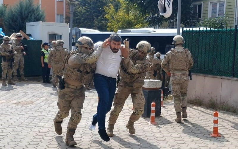 Terkinler çetesi zırhlı araçlarla adliyeye getirildi: Çok güzel reklam yaptık Terkinler çetesi zırhlı araçlarla adliyeye getirildi: Çok güzel reklam yaptık