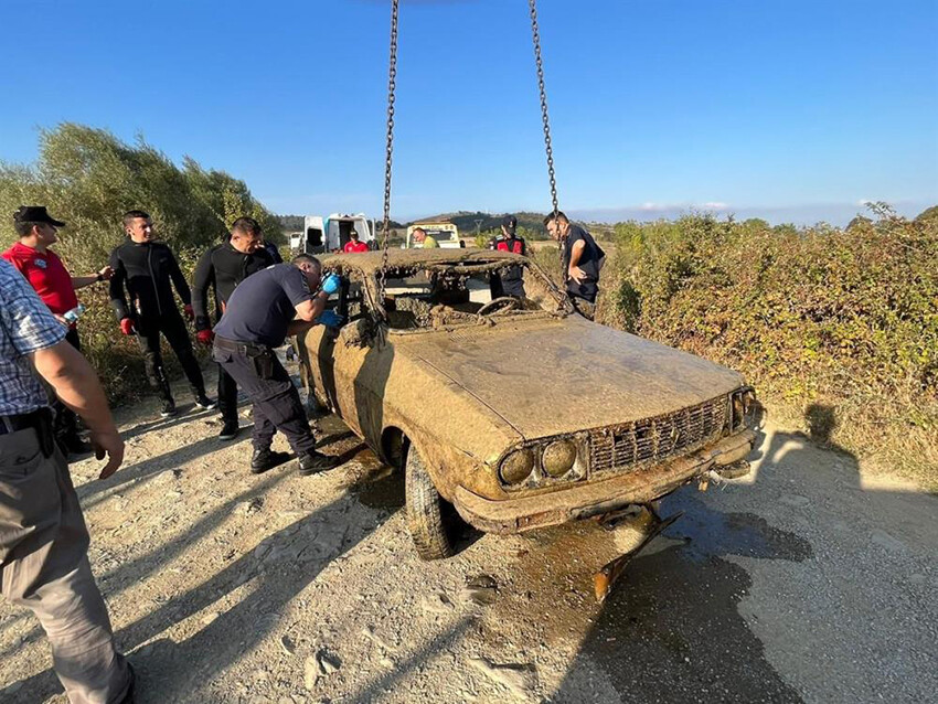 Samsun'da 7 sene önce çalınan 1979 model otomobil göletten çıktı Samsun'da 7 sene önce çalınan 1979 model otomobil göletten çıktı