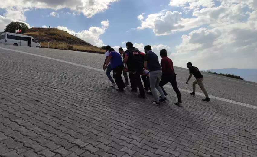 Yamaç paraşütü dağa çakıldı: 2 kadının imdadına AFAD yetkilileri yetişti Yamaç paraşütü dağa çakıldı: 2 kadının imdadına AFAD yetkilileri yetişti