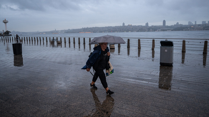 Sağanak Anadolu yakasını vurdu: Araçlar yollarda kaldı, kazalar peş peşe... Meteoroloji'nin uyarılarının ardından dün sabah saatlerinde başlayan sağanak, İstanbul'da etkisini sürdürmeye devam ediyor.