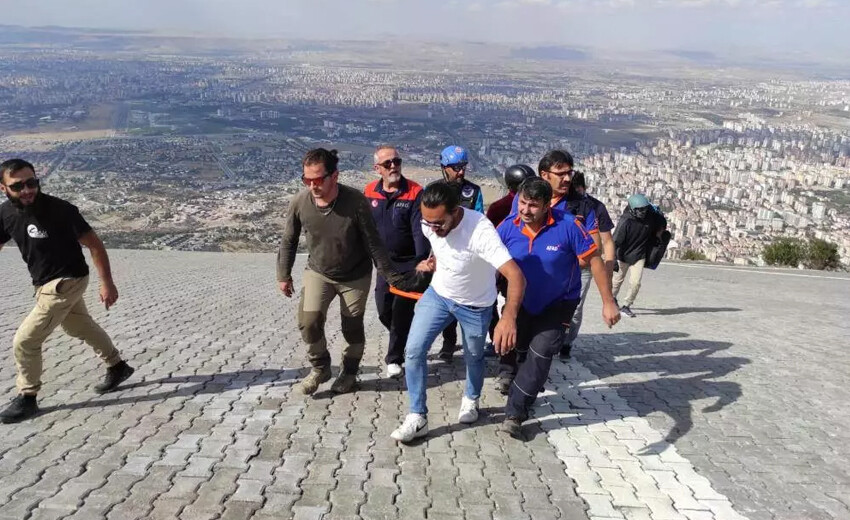 Yamaç paraşütü dağa çakıldı: 2 kadının imdadına AFAD yetkilileri yetişti Yamaç paraşütü dağa çakıldı: 2 kadının imdadına AFAD yetkilileri yetişti