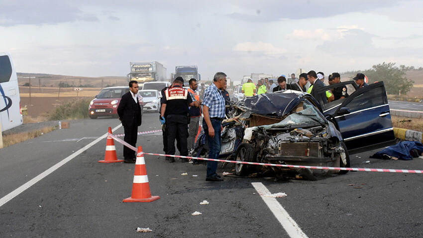 Kırıkkale'de feci kaza! Vinç otomobil ile çarpıştı: Cesetler arabada sıkıştı Kırıkkale'de feci kaza! Vinç otomobil ile çarpıştı: Cesetler arabada sıkıştı