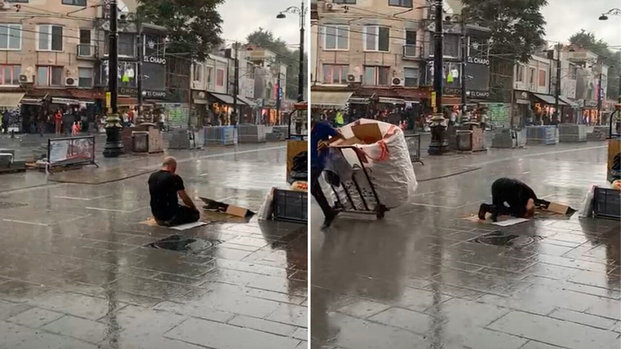 Sağanak yağışa aldırmadan yol ortasında namaz kıldı