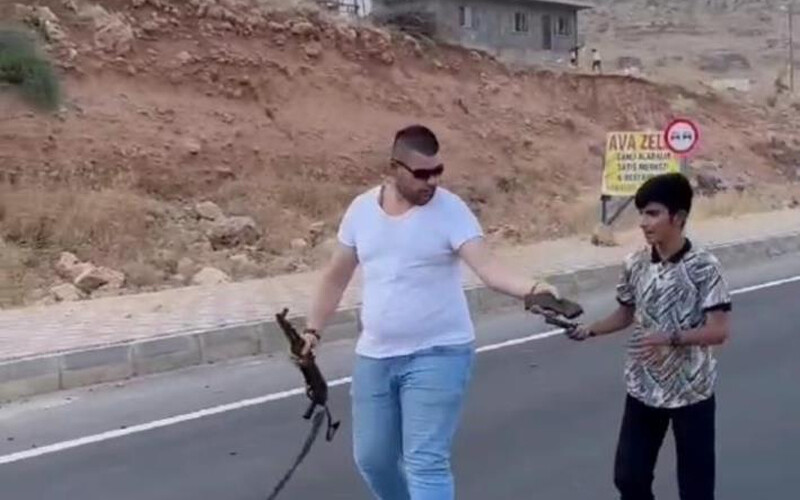 Magandalar yasak tanımadı! Mardin’de çakarlı kaleşnikoflu düğün konvoyu Magandalar yasak tanımadı! Mardin’de çakarlı kaleşnikoflu düğün konvoyu