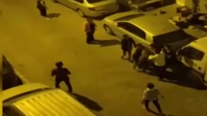 Kına gecesinde halay başı olma kavgası sokağa taştı: O anlar kamerada Kına gecesinde halay başı olma kavgası sokağa taştı: O anlar kamerada