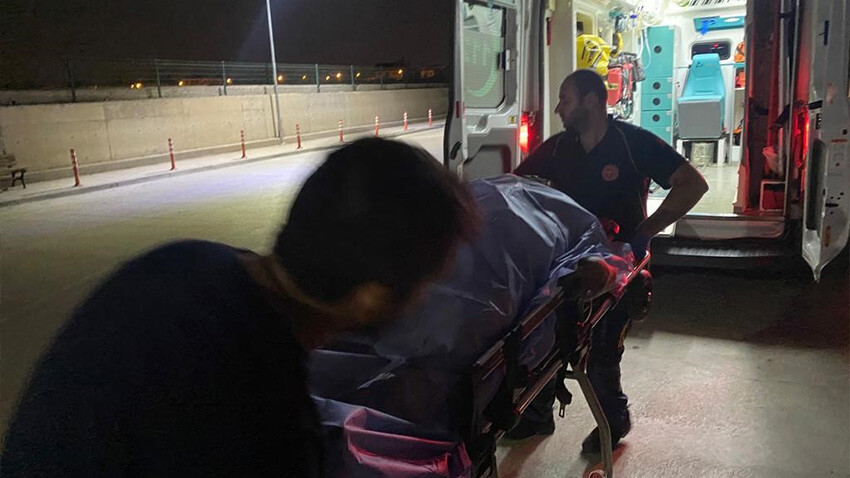 Lastiği patladı diye araçtan inen çifte tır çarptı: 1 ölü, 1 yaralı Lastiği patladı diye araçtan inen çifte tır çarptı: 1 ölü, 1 yaralı