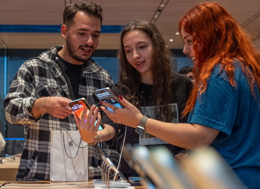 Helikopterde çelik kasalarla getirdiler, görkemli törenle kutuları açtılar... Türkiye’deki ilk iPhone 15 sahipleri belli oldu iphone 15 türkiye satışı başladı