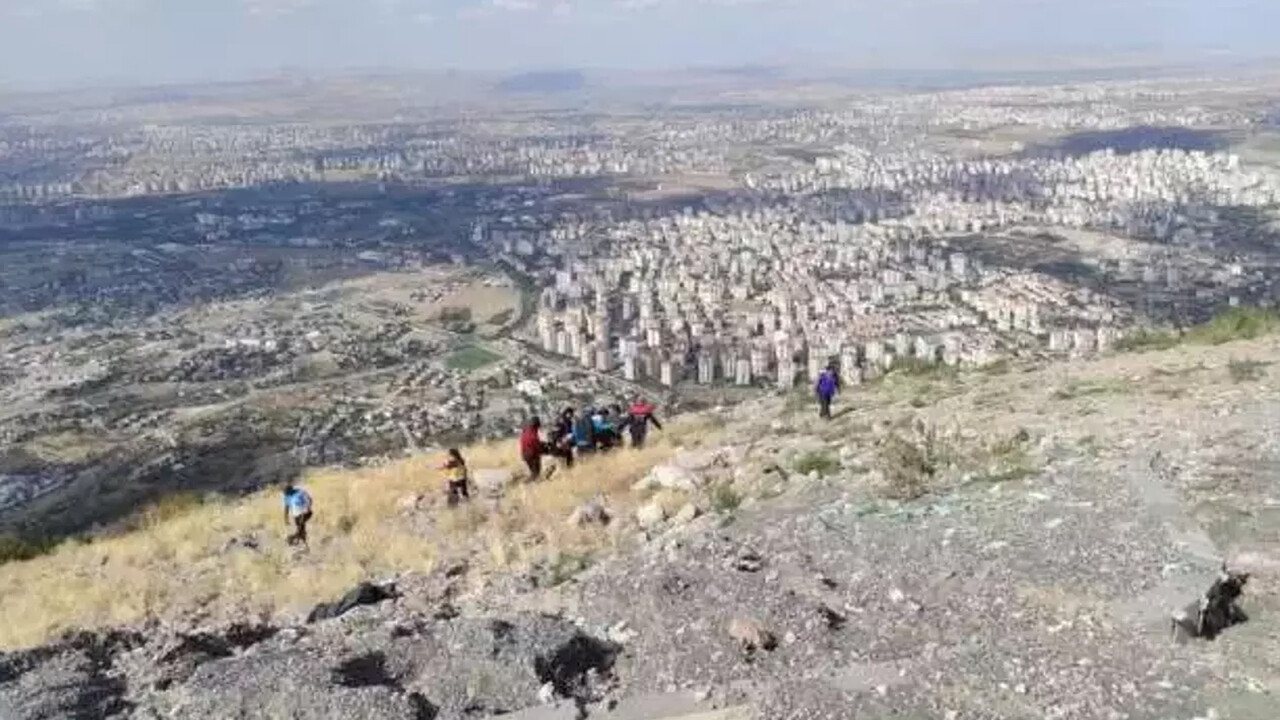 Yamaç paraşütü dağa çakıldı: 2 kadının imdadına AFAD yetkilileri yetişti